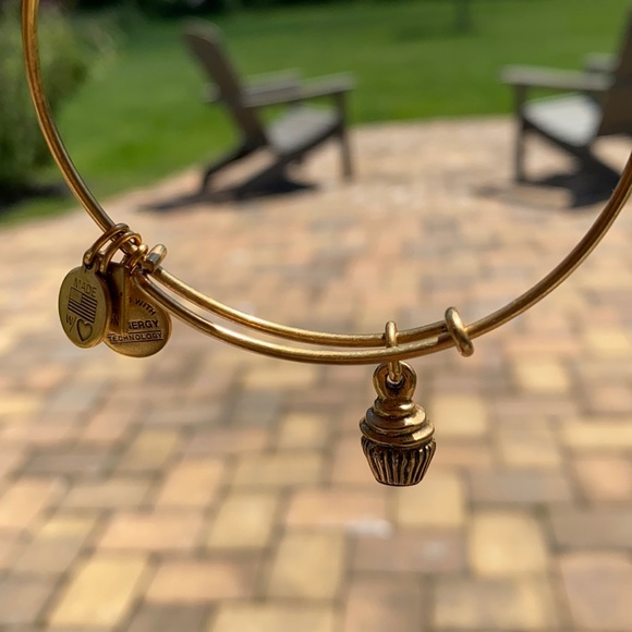 Cupcake bracelet - Picture 1 of 2